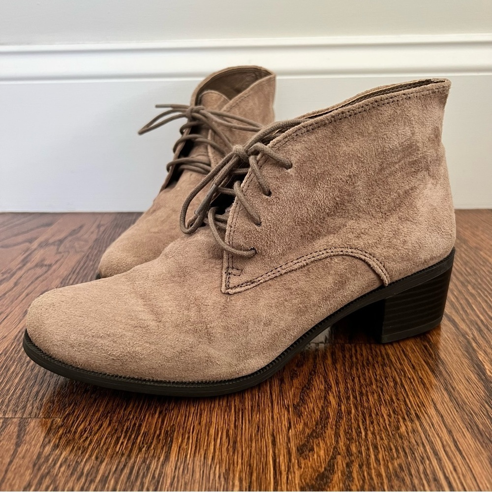 White mountain Brown suede booties lace up size 7.5 made in China leather